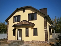 Двухэтажный керамзитобетонный дом с 2 входами и эркером
