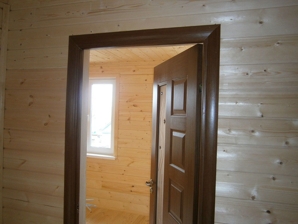 Установить дверь в деревянный дом. Межкомнатные двери в каркасном доме. Межкомнатные двери в деревянном доме. Дверь в каркасном доме. Входная дверь в каркасном доме.