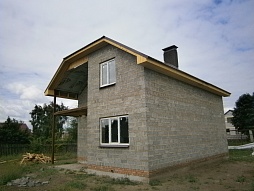Двухэтажный керамзитобетонный дом с балконом