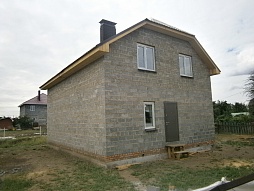 Двухэтажный керамзитобетонный дом с балконом